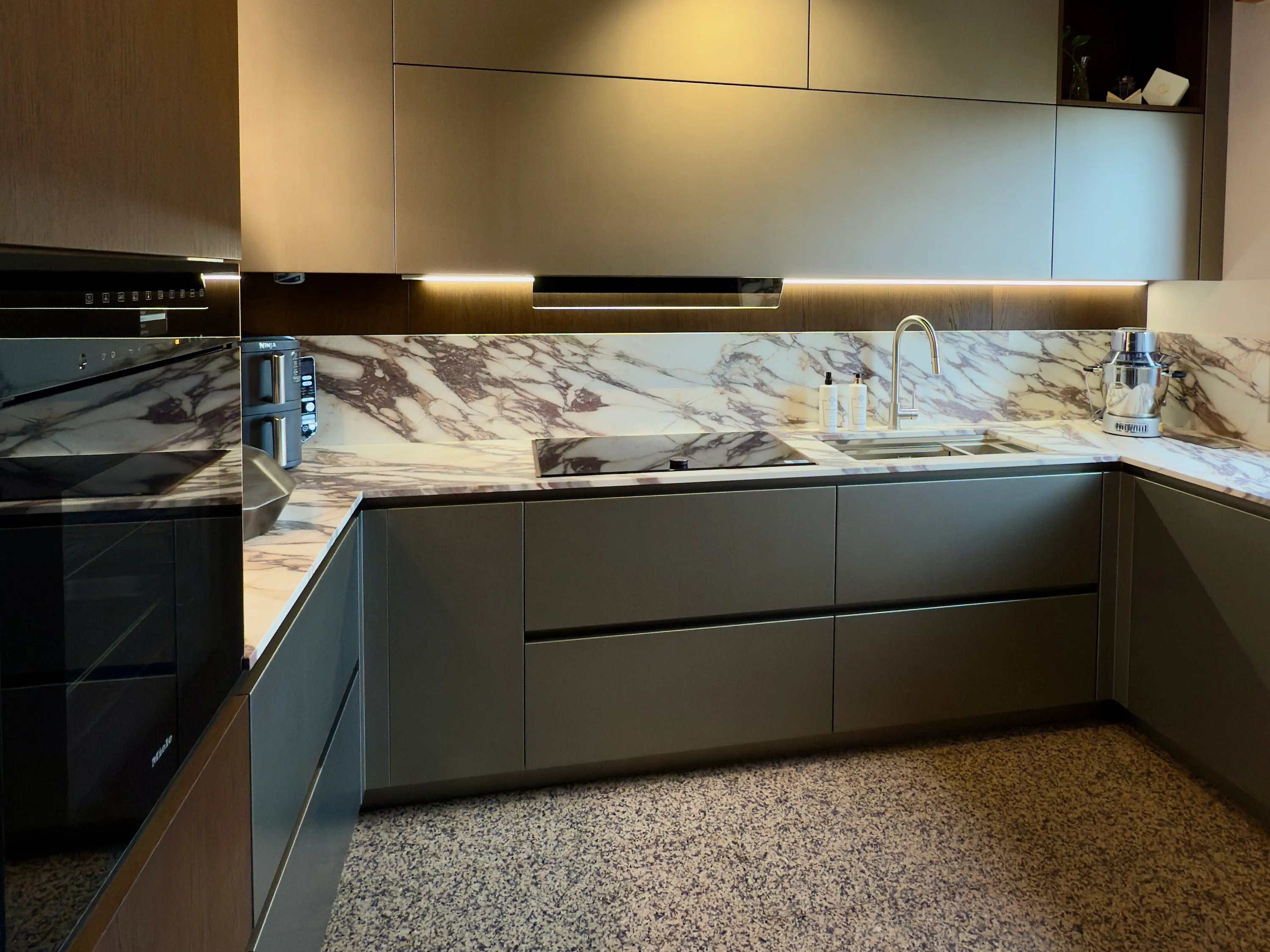 Non si tratta di scegliere mobili.
Si tratta di costruire insieme
un luogo che ti rappresenti,
che evolva con te,
che duri nel tempo.